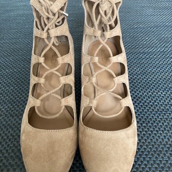 ALDO HEELS
SIZE:6 1/2, HEEL SIZE: 2 INCH 
COLOR: TAN
NEW, NEVER WORN. - Picture 3 of 7